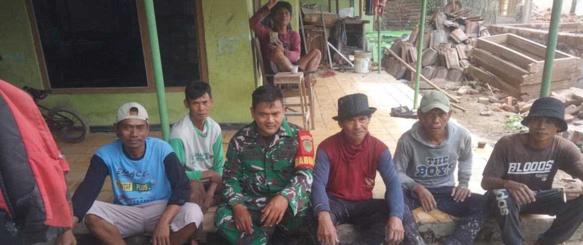 Babinsa Koramil 1605 Sukagumiwang Komsos Bersama RT dan Masyarakat Desa Tersana